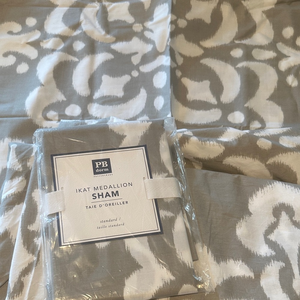 Brand New Pottery Barn Teen Dorm  Medallion Duvet set